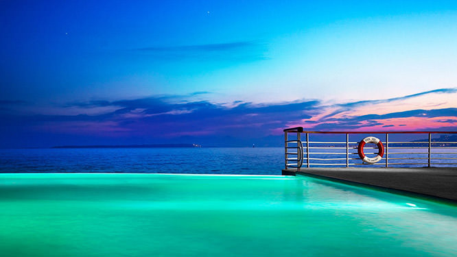 The heated infinity pool in Eden Roc Cap d'Antibes