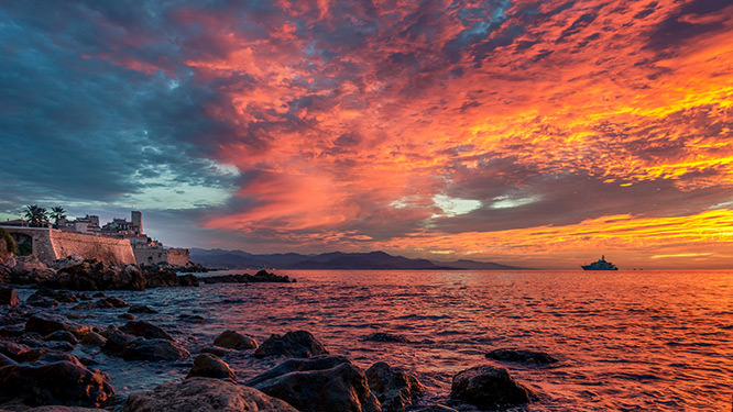 Sea, sky and fire in Antibes