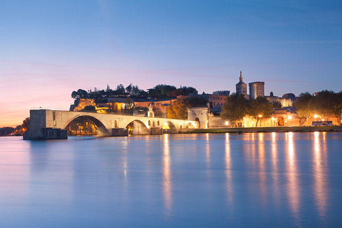 Le pont d'Avignon by night