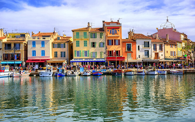 A picturesque tourist port