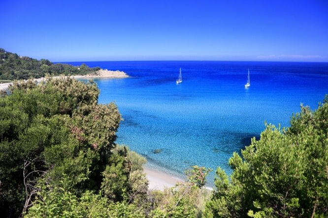 Beach and sailboats at Cannella