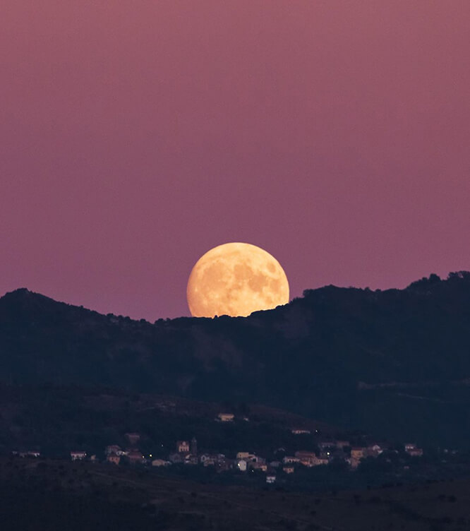 Lune levante derrière le village d’Erbajolo