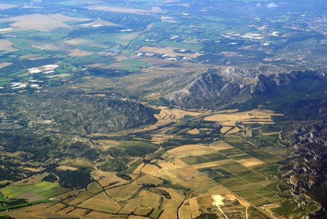 Vue aérienne des Alpilles