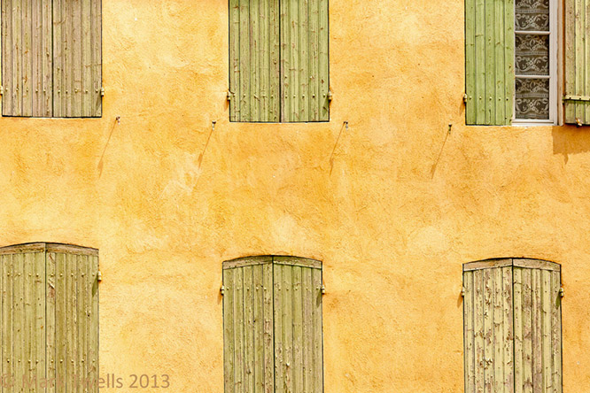 Pretty shuttered property in Isle Sur La Sorgue