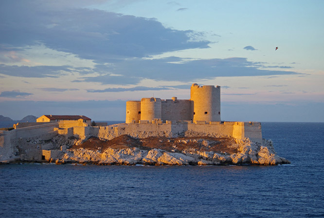 Quick moving currents around Château d'If made it difficult for prisoners to escape, making it an ideal location for the fortress