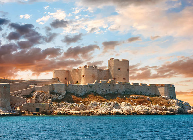 The small island that Château d'If sits on is part of an archipelago, which includes the island Frioul that contains a nature preserve