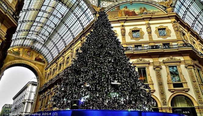 Christmas tree in Galleria Vittorio Emanuele Ⅱ