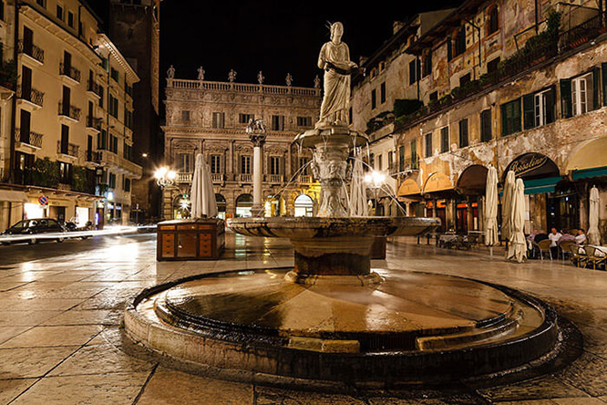 Statue of the Madonna on Piazza delle Erbe