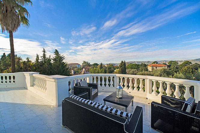Nice terrace on the heights of Cannes