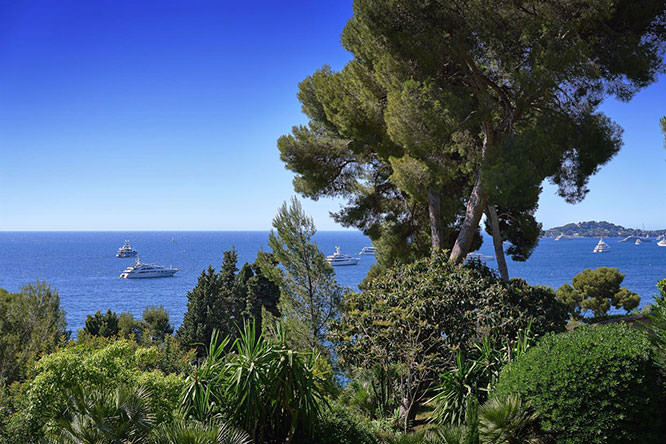 Sea side in Èze