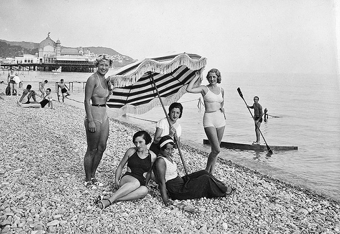 Nice, swimmers and paddle at Jetée-Promenade in 1935