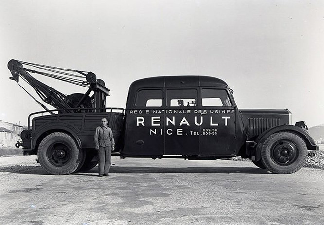Big Renault tow truck around 1950