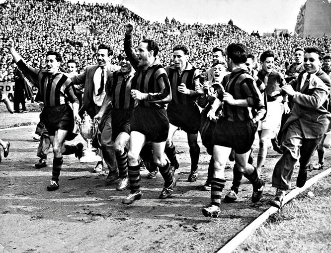 The football club of Nice winning the french cup in Colombes in 1954