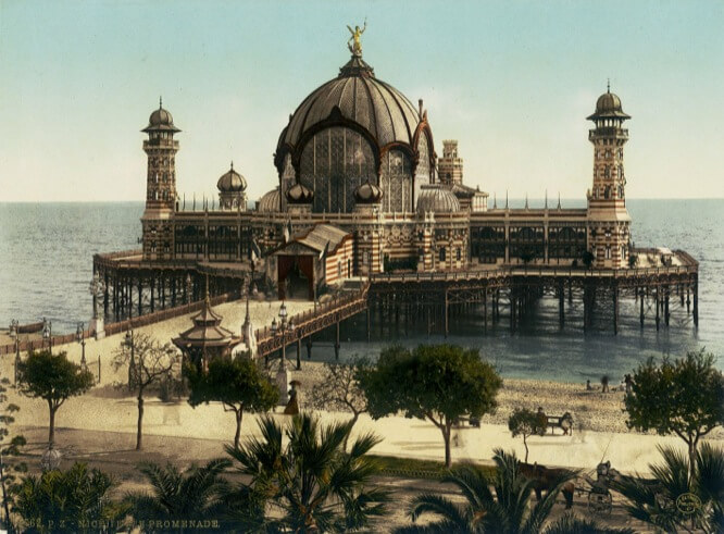 Casino de la Jetée-Promenade avec son vestibule d’entrée en briques. Vers 1895.