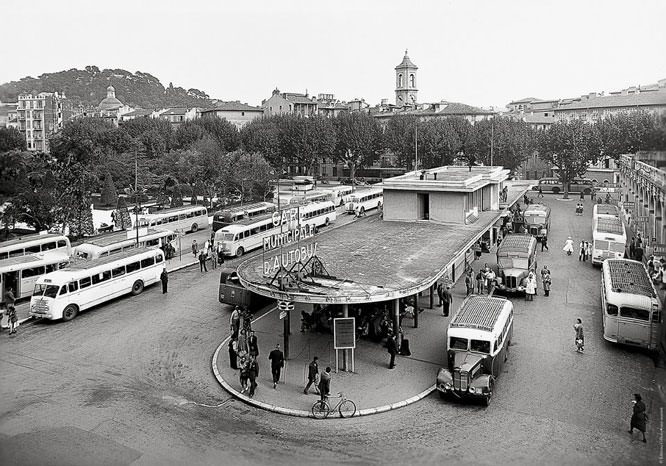 Nice public bus station in 1950