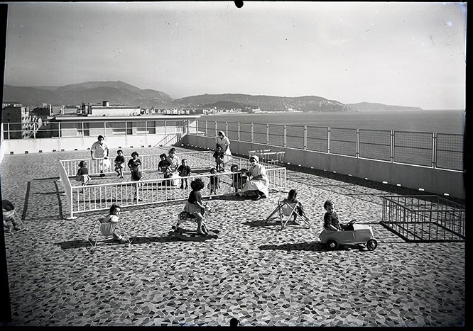 Games on the roof of the Lenval hospital around 1950