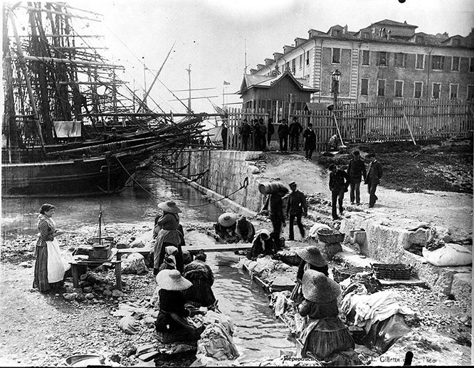 Bugadières in the port of Nice around 1885