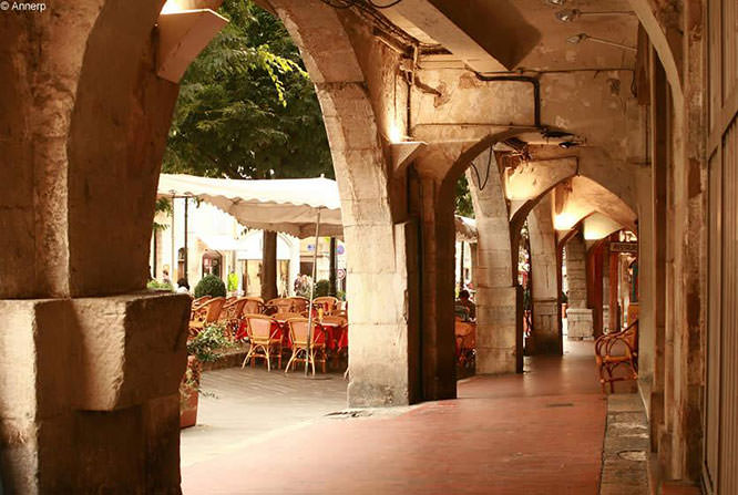 Arcades in the place aux Aires