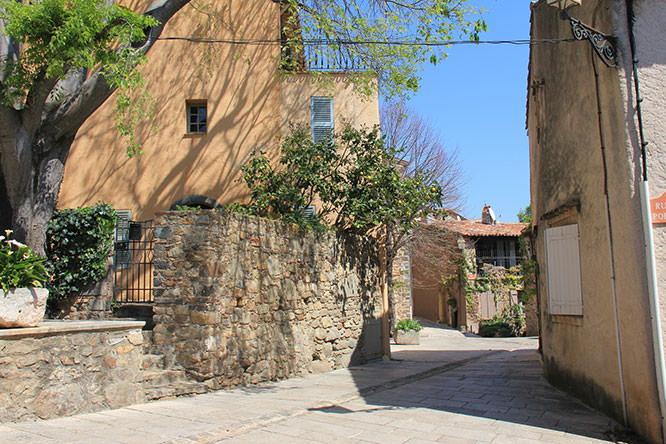 A lemon tree over hanging a Grimaud street