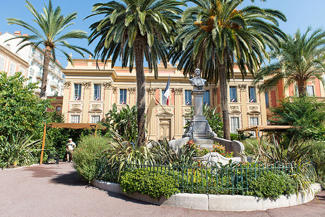 Fountain on The Avenue Boyer