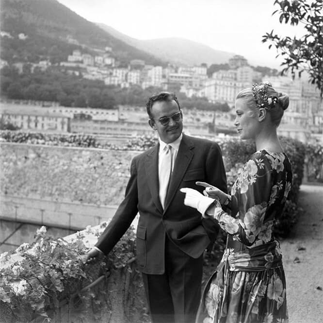 Prince Rainier III and princesse Grace Kelly walking on a spring day in Monaco