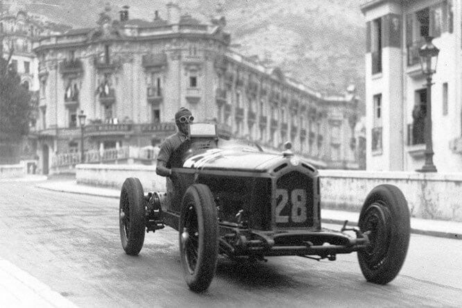 1932 Tazio NUVOLARI, vainqueur du 4e Grand Prix Automobile dans son Alfa Romeo 8C