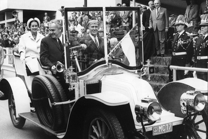 1965 LL.AA.SS. Le Prince Rainier et La Princesse Grace ouvrent le circuit du 23e Grand Prix sur une Renault 1910