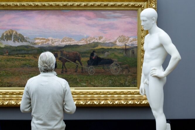 People accidentally matching artworks at museums