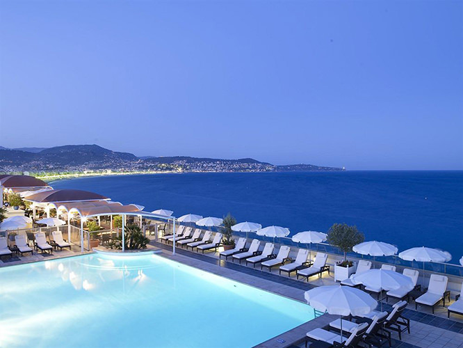 Pool of the Radisson Blu Hotel Nice French Riviera
