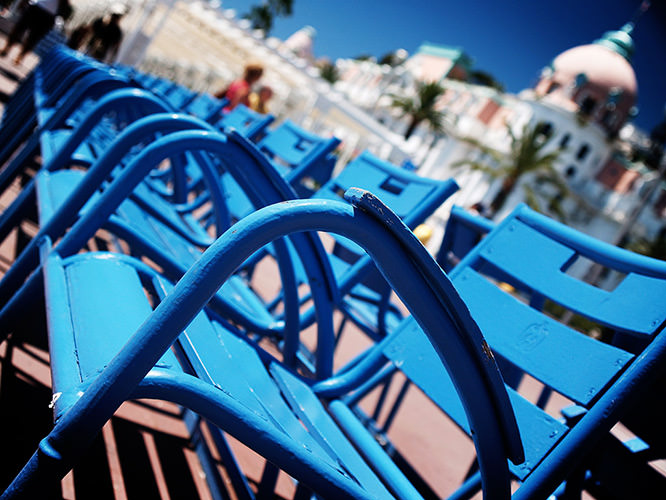 Les chaises bleues de la Promenade des Anglais