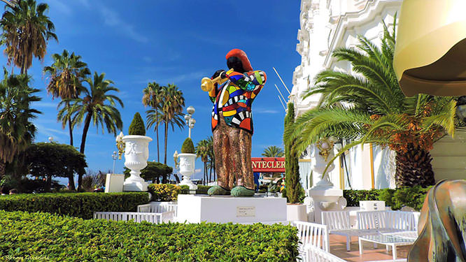 Miles Davis statue in Negresco Hotel