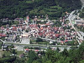 Vue de Saint-Étienne-de-Tinée en plongée avec la Tinée traversant le village (en bas).