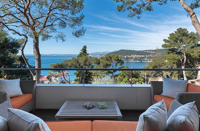 Terrace with a view in St-Jean-Cap-Ferrat