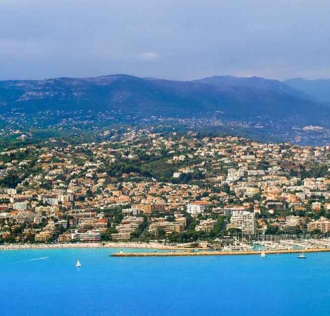 Plane landing in Nice. VOR A approach (formerly known as Riviera approach for runway 04L