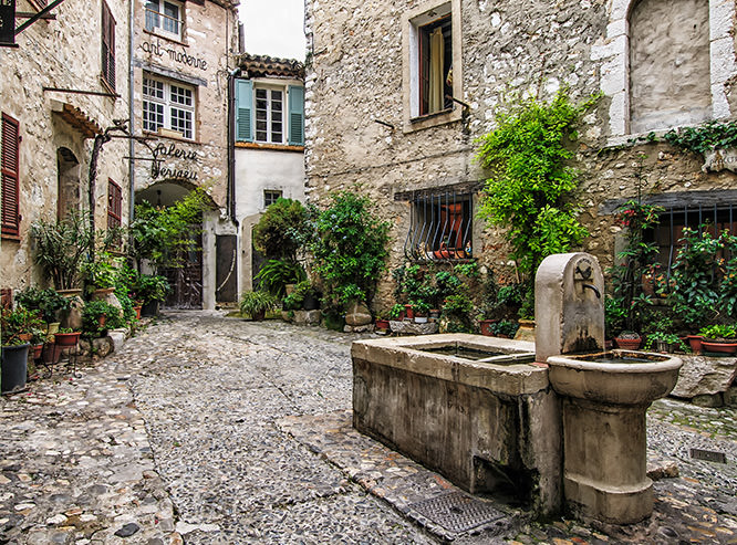 Charming courtyard with a smaller fountain, known as La Placette