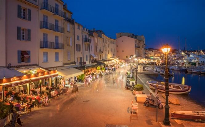 Outdoor restaurants in St Tropez