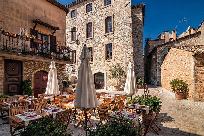 Le Cournil, main square in Tourrettes sur Loup